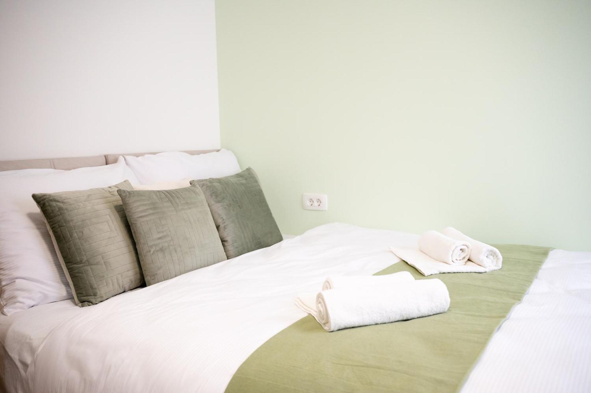 Lev Apartments Izola Bagian luar foto