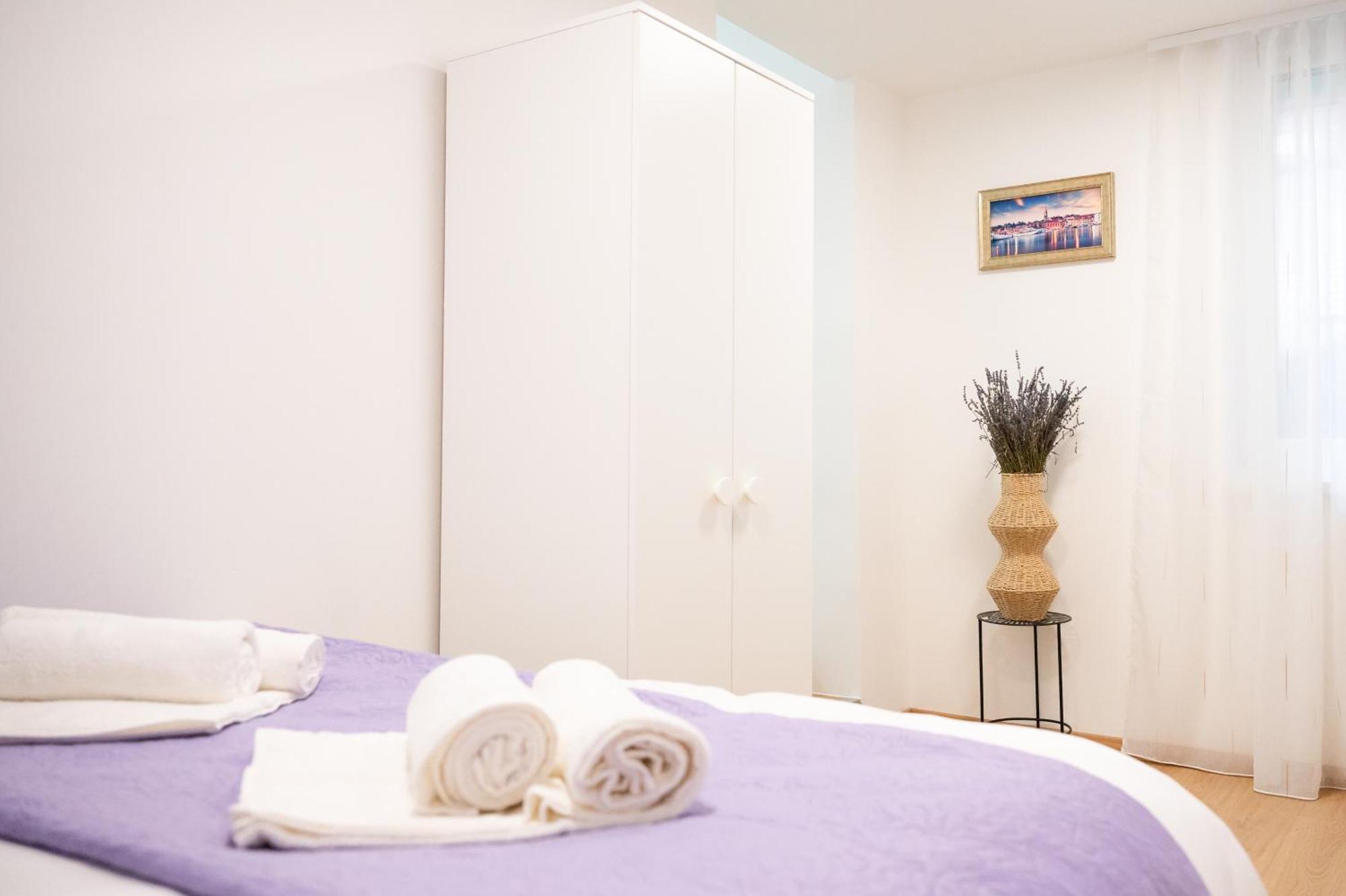 Lev Apartments Izola Bagian luar foto