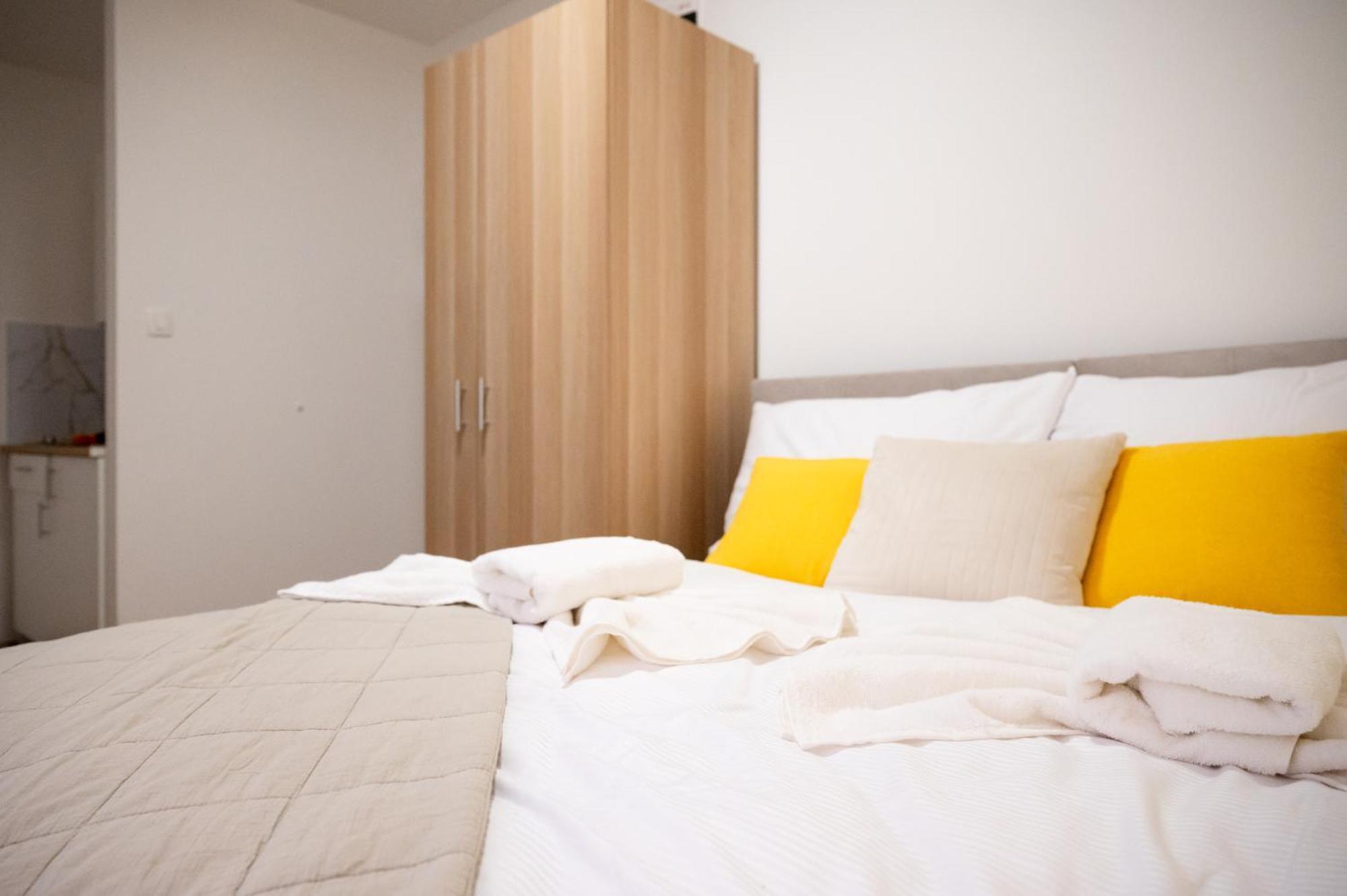 Lev Apartments Izola Bagian luar foto