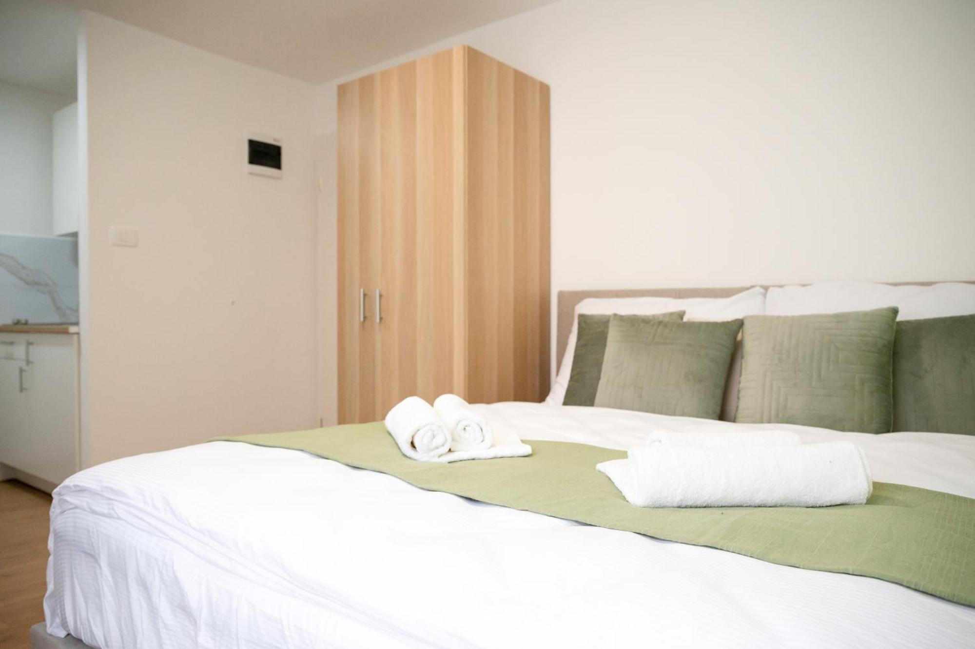 Lev Apartments Izola Bagian luar foto