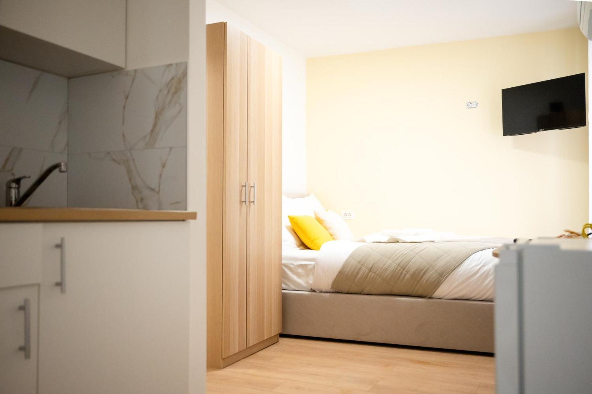 Lev Apartments Izola Bagian luar foto
