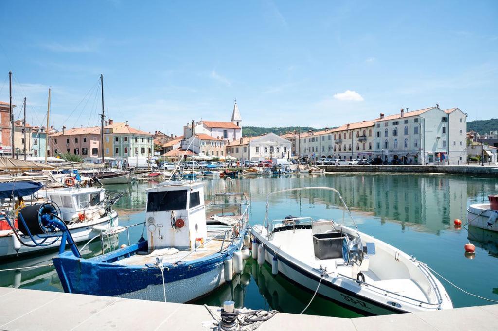 Lev Apartments Izola Bagian luar foto