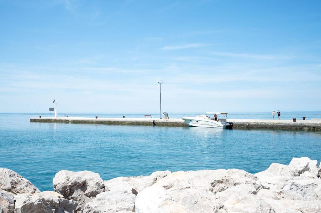 Lev Apartments Izola Bagian luar foto