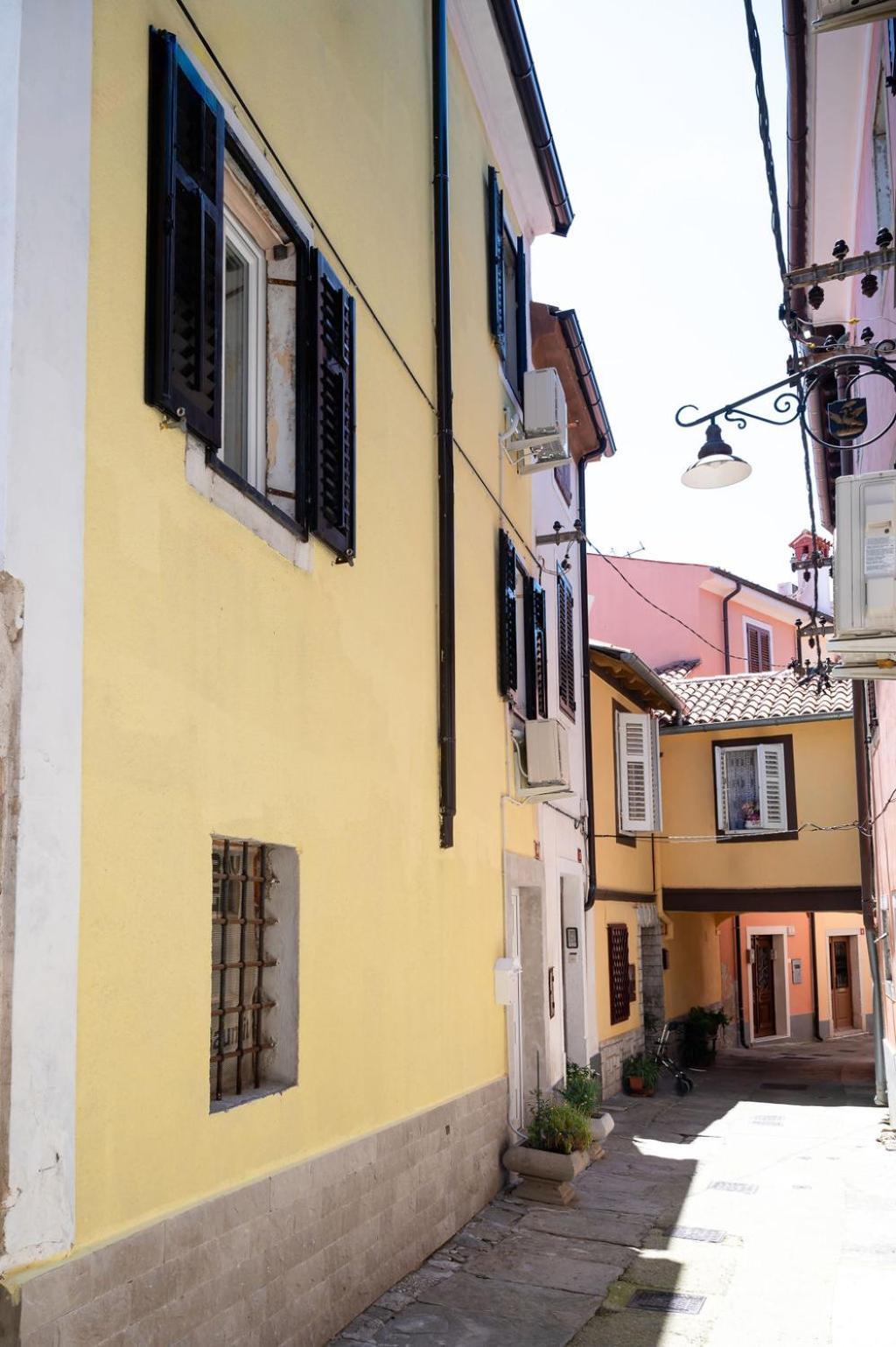 Lev Apartments Izola Bagian luar foto